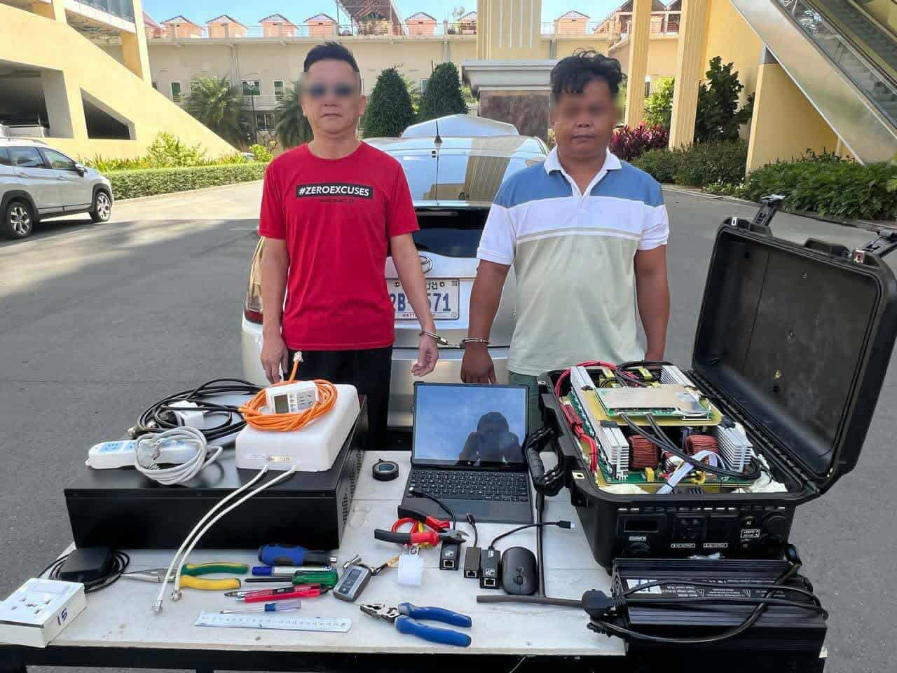 នគរបាល​រាជធានី​ភ្នំពេញ​ ឃាត់​ជនសង្ស័យ២​នាក់ ​និង​រថយន្ត​១គ្រឿ​ ​បំពាក់​ឧបករណ៍​ផ្តាច់​សេវា​ផ្ញើ​សារ​ SMS​ ​ប្រព្រឹត្ត​បទល្មើស