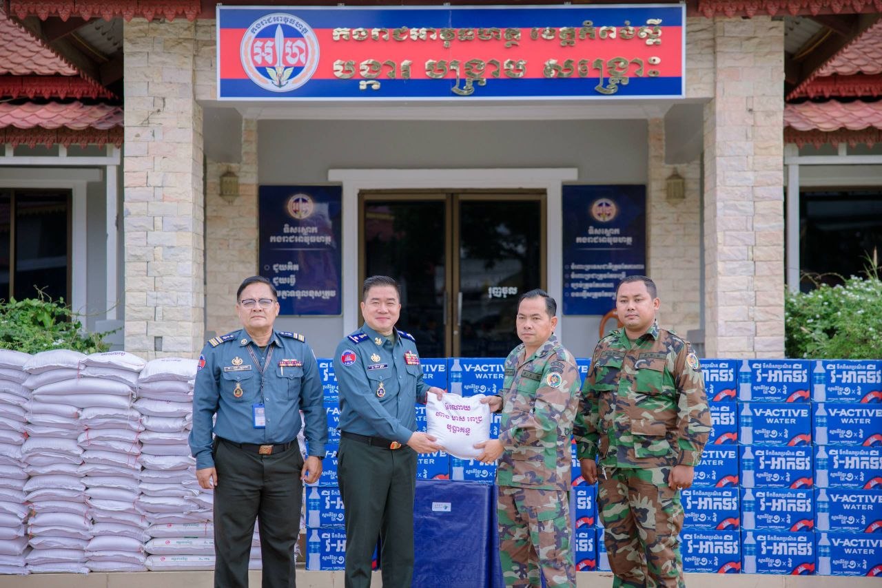 លោកឧត្តមសេនីយ៍ត្រី ម៉េង ស្រ៊ុន មេបញ្ជាការ​​ រកងរាជអាវុធហត្ថខេត្តកំពង់ស្ពឺ បានឧបត្ថម្ភជាគ្រឿងឧបភោគបរិភោគមួយចំនួនដល់វីរៈកងទ័ពដែលឈរជើងនៅតាមបន្ទាត់ព្រំដែនសមរភូមិមុខ តាមរយ:លោកឧត្តមសេនីយ៍ត្រី ចាយ សារិទ្ធ​ នាយការិយាល័យព្រហ្មទណ្ឌបញ្ជាការដ្ឋានអង្គរក្ស….